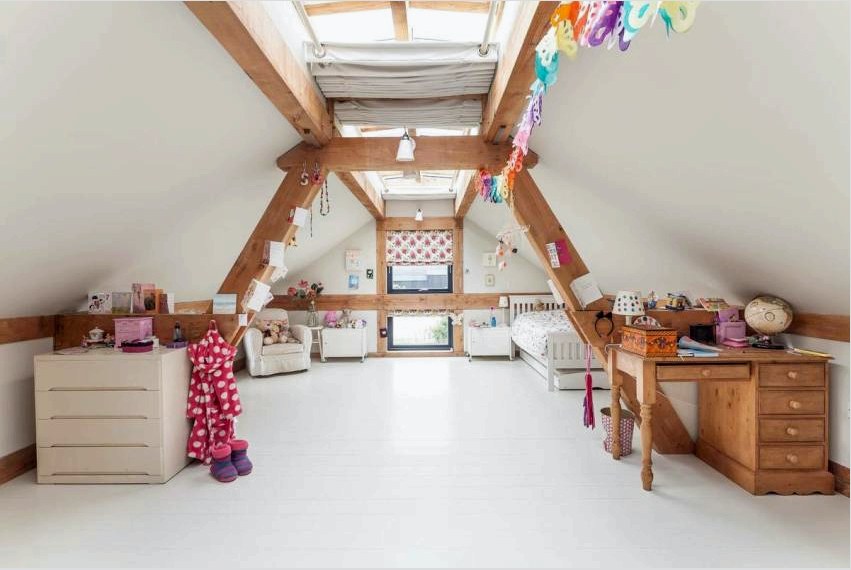A tetőtérben lévő gyermekszoba elrendezésekor fontos megjegyezni a biztonságot és a környezetbarátságot