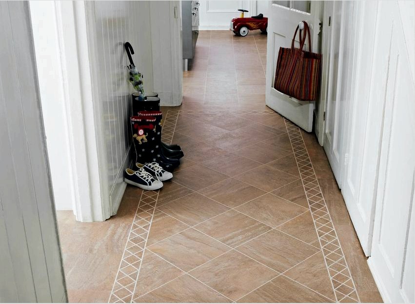 A folyosón padlóként praktikus megoldás a csempék használata