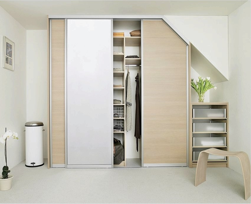 A folyosón belül tolóajtóval ellátott szekrény, minimalista stílusban díszítve