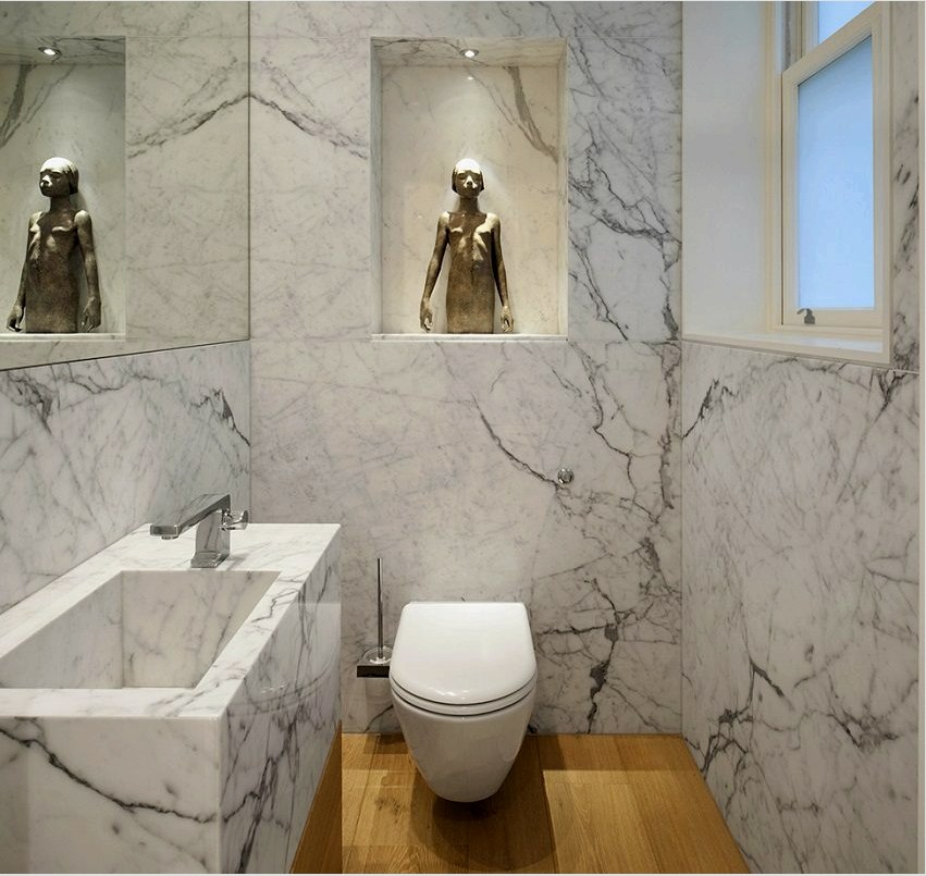 Falak és mosdó a természetes kőből készült WC-ben