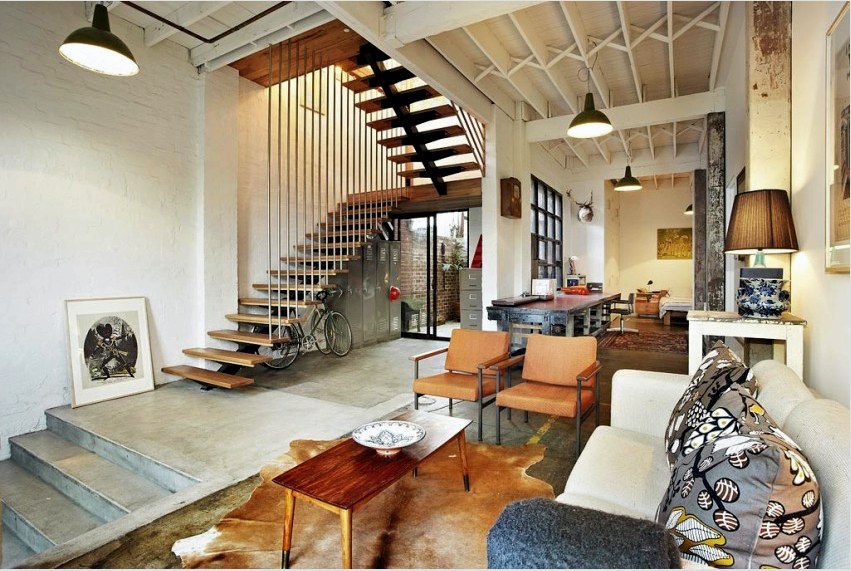 A loft stílusú lépcsőknek, mint a faldekorációnak, az ipari épület hangulatának kell hasonlítania