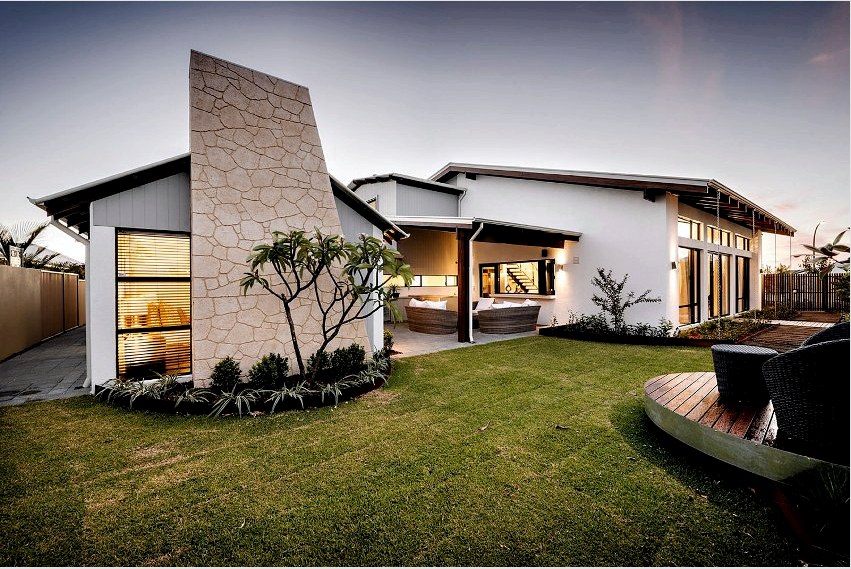 A házak homlokzatainak tetőtéri stílusú tervezéséhez felhasznált fő anyagok a tégla, a beton, a vakolat, a homlokzati panelek és a lécek