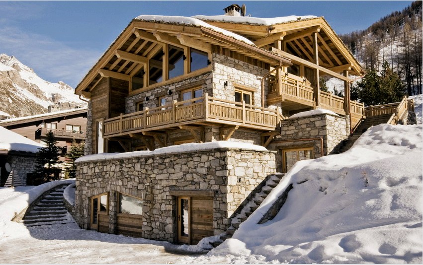 Mivel a faház stílusa az Alpok lábánál született, a ház elhelyezése durva terepen meglehetősen gyakori lehetőség