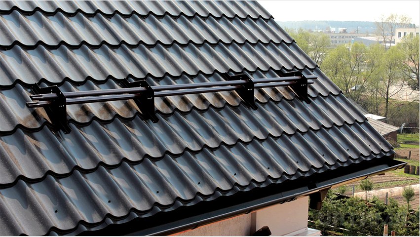 Fém tető, pala, padló, bitumen vagy kerámia cserép alkalmas a ház tetőjére gázblokkokból