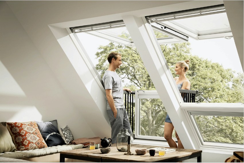 Az érdekes panorámaablakok nemcsak a szobát hangsúlyozzák, hanem világosabbá teszik a helyiséget is