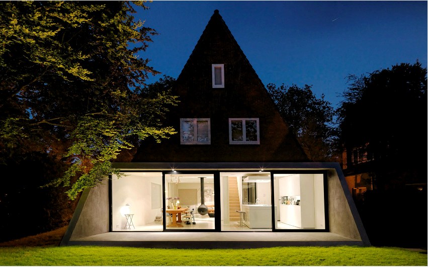 A francia fényszóróval felszerelt ablakok varázssá teszik a kis házat