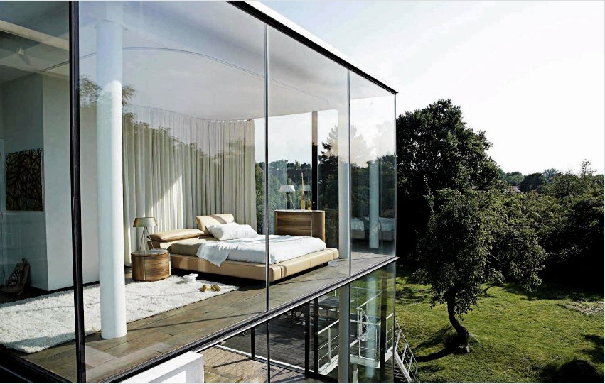 A ház ultramodern kialakítása a falak teljes üvegezésével nagy fűtési költségeket igényel