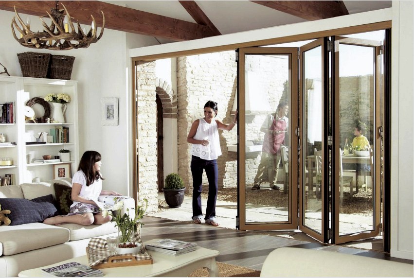 A bejárati fal üvegezésének kényelmesebb módja az, hogy harmonikát összehajtó ablakokat szereljen be