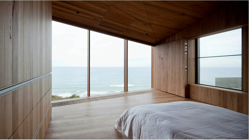 A képen egy példa egy faszerkezetre, amely teljesen bezárja a panorámás ablakot, ami éjszaka kényelmes