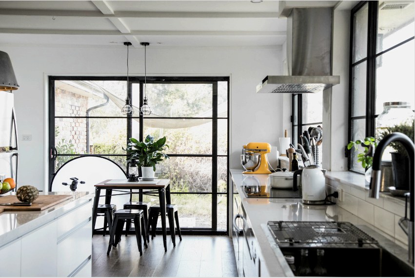 Csúszó panorámaablakok segítségével a konyha étkezője összekapcsolható az udvarra való belépéssel