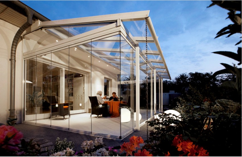 A világos, tágas veranda a otthon való szabadidő eltöltésének fő helyévé válhat