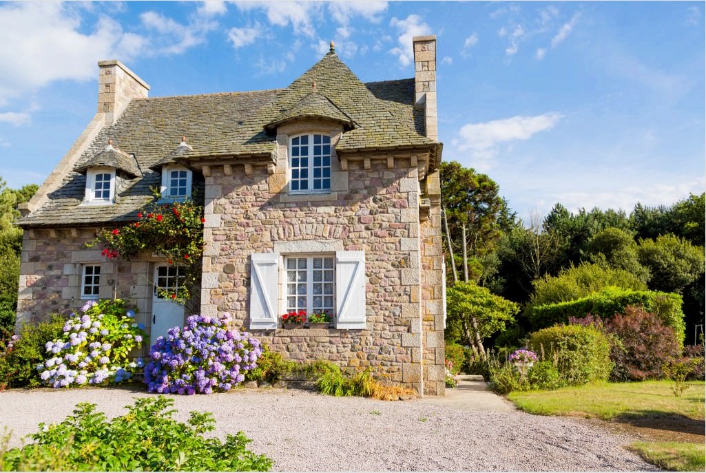 A Provence stílusú házak általában természetes anyagokból készülnek - kőből, fából, téglából