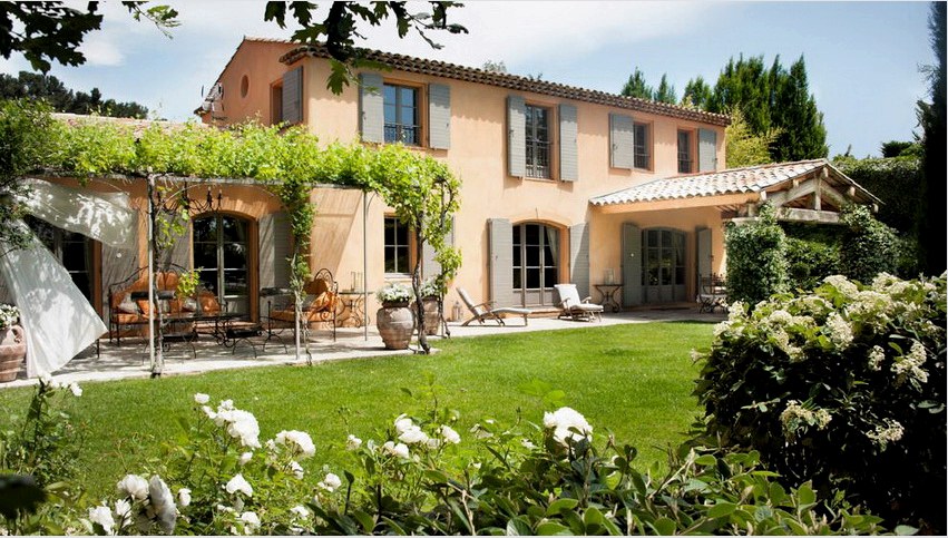 A Provence-stílus jellegzetes vonása a nagy ablakok.