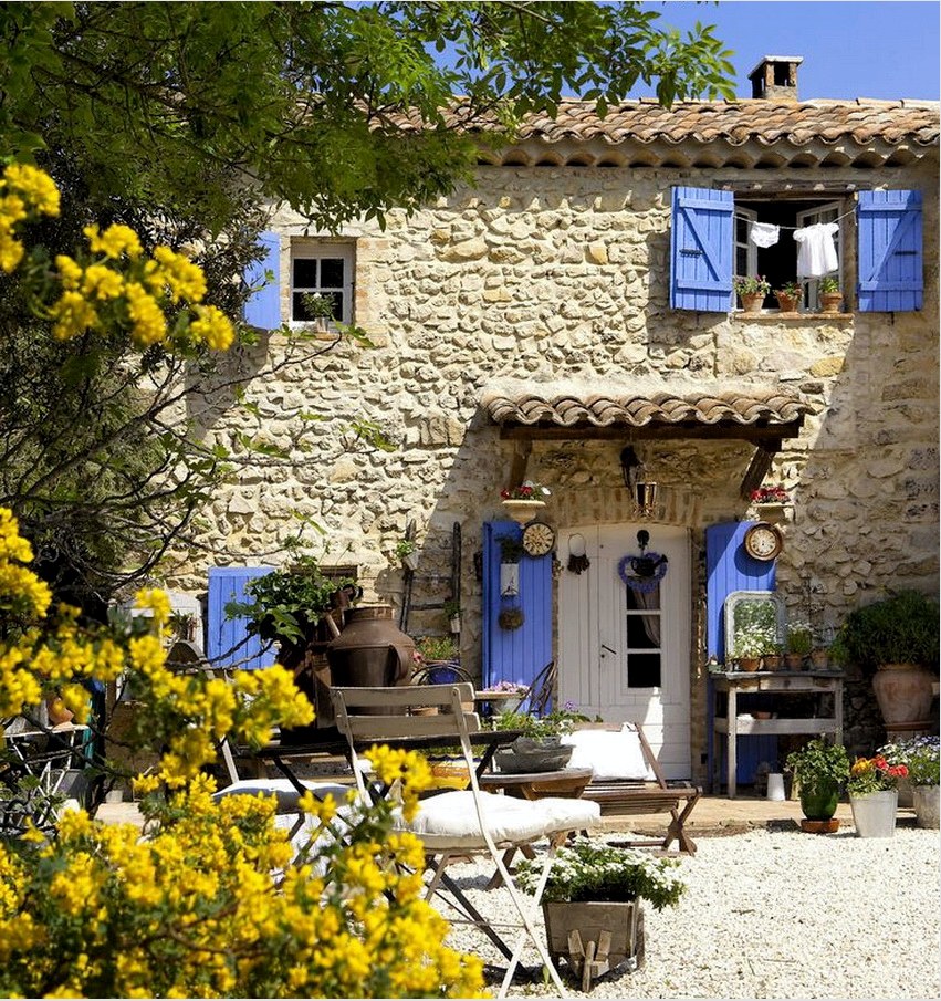 A Provence stílusú otthoni udvari dekoráció megteremti a rendetlenség megjelenését