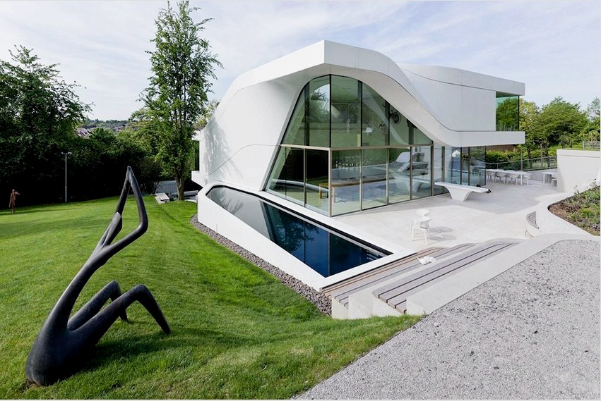 A ház leépítésének legnépszerűbb anyagai high-tech stílusban: beton, fém, üveg és műanyag
