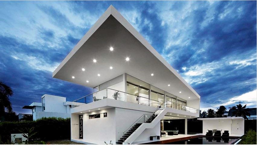A csúcstechnológiájú házak architektúrája egyszerű, de az erkélyek és teraszok sokfélesége megmutatja a szerkezet eredetiségét.