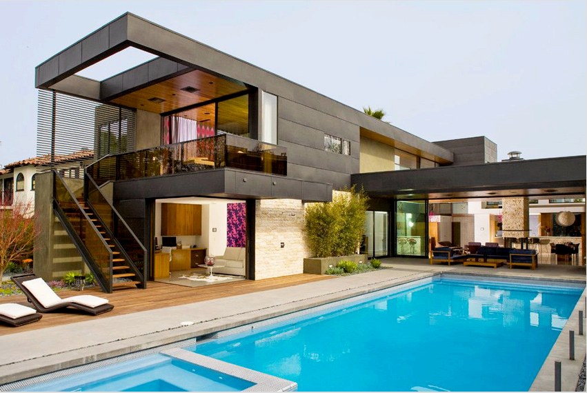 Az ilyen házakat gyakran megfelelő stílusú medencével építik.
