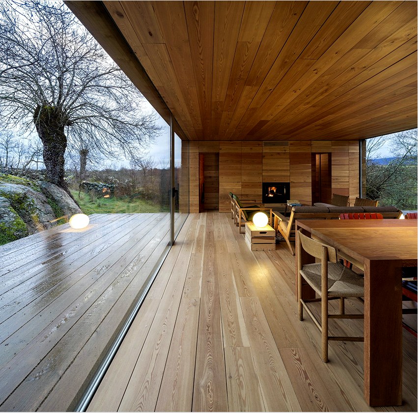 Készítsen formatervezést egy fából készült házban, kívánatos, hogy a belső tér természetes elemeit használja