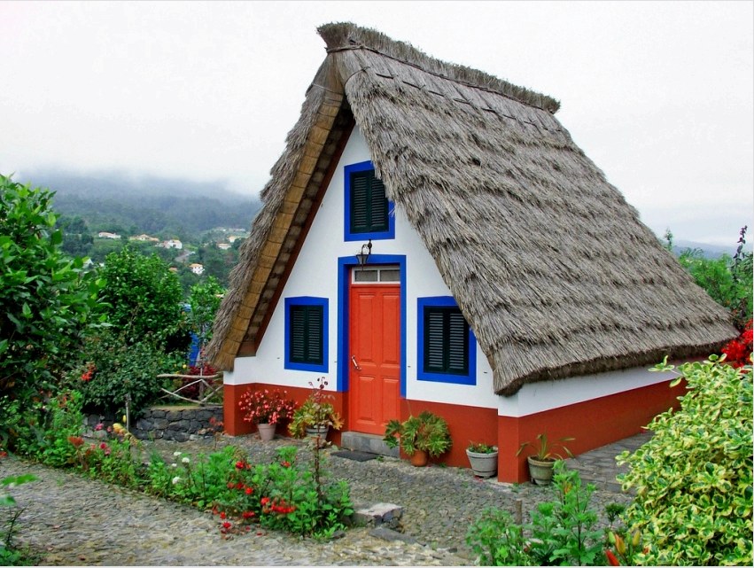 A ház mint kunyhó eredeti megjelenése tökéletesen összhangban van a vidékkel
