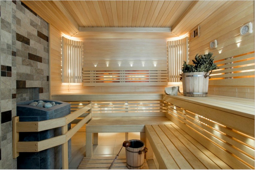 A belsőépítészet falburkolatból és egy fából készült béléssel ellátott fürdő mennyezetéből áll