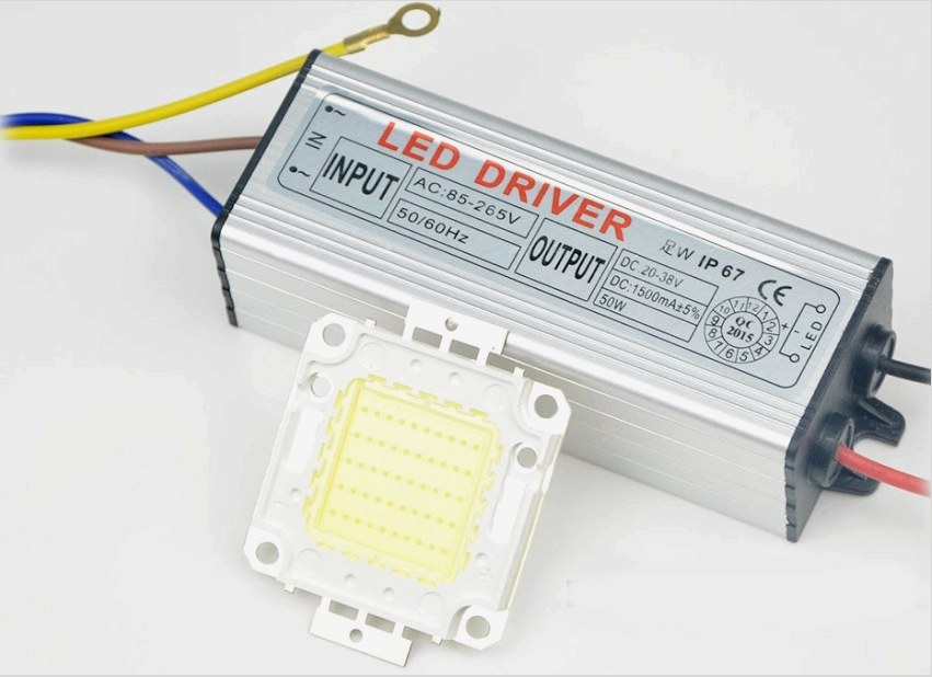 A LED meghajtó stabilizálja az eszközön áthaladó áramot