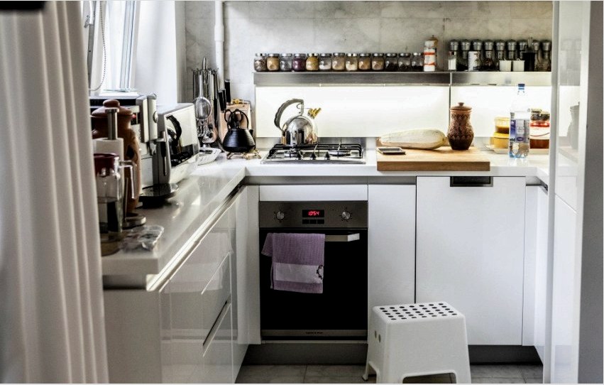 A 45 cm szélességű elektromos sütők lehetővé teszik a multifunkcionális sütők elhelyezését a legkisebb konyhában is
