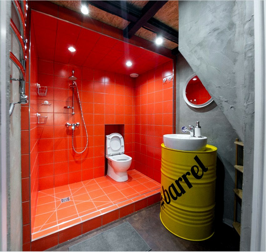 Példa egy zuhanyozó helyiségének elrendezésére egy fülke WC-vel