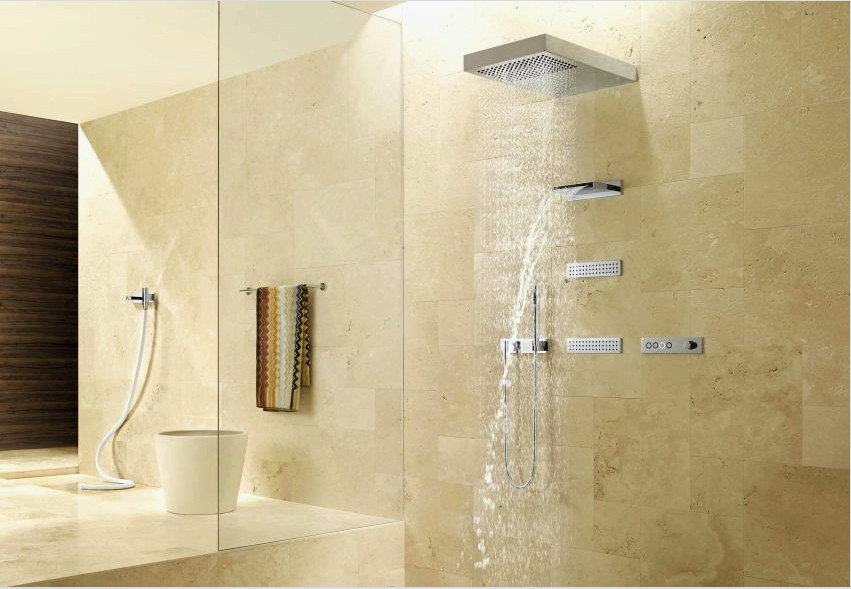 Vannak zuhanytartók: fal, padló, beépített vagy mennyezeti