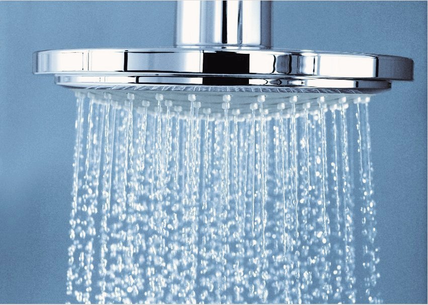 A zuhanyozórendszer fő elemei: állvány, locsolókanna és rugalmas tömlő