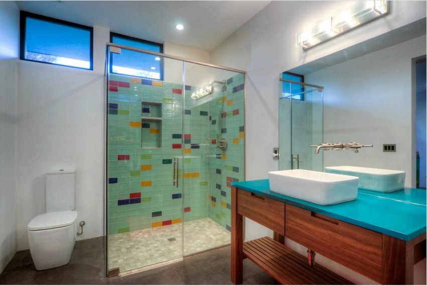 A zuhanyüveg függönyök a fürdőszobát vizuálisan tágabbá teszik