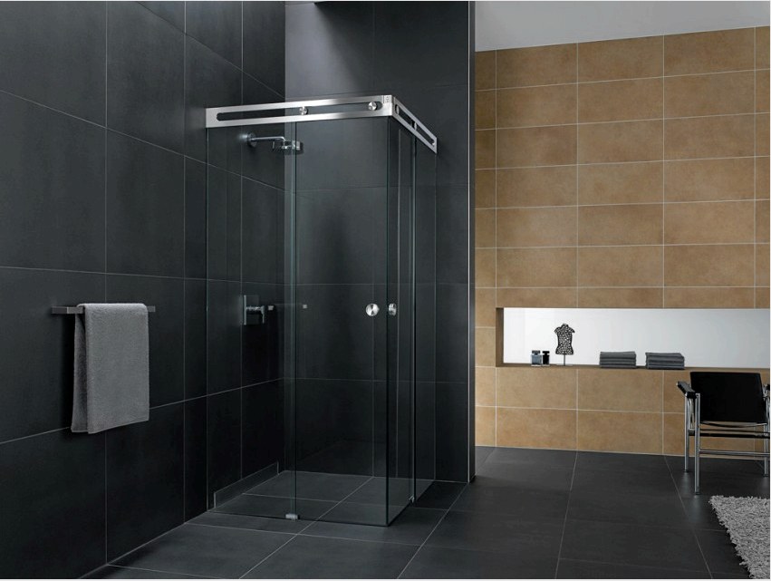 A zuhanyüveg függöny lehet átlátszó vagy matt, hullámos vagy nyomtatott