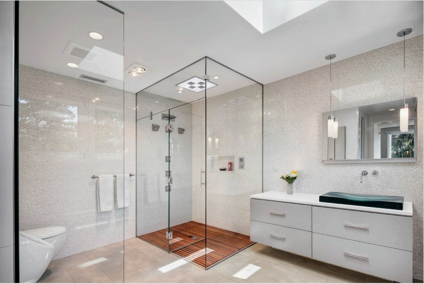 A nedvességálló deszkából készült padló és a zuhanyzó üvegmintái szépen néznek ki a fürdőszobában 