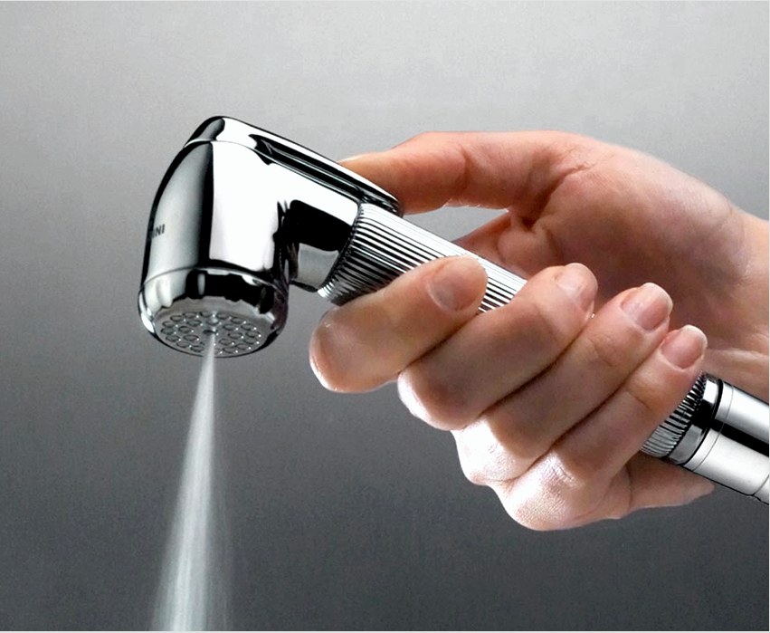 A higiénikus zuhany falra szerelhető, beépíthető a WC-be vagy a fedélbe, és rögzíthető a mosogatóhoz