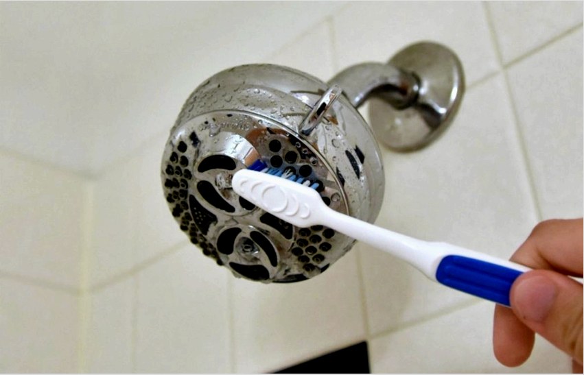 A zuhanyfej tisztításához nem ajánlott gőztisztítót használni, mivel a magas hőmérséklet deformálhatja annak egyes elemeit 