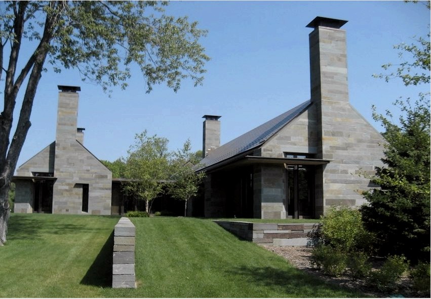 A kémény azonos stílusban készült a ház homlokzatával
