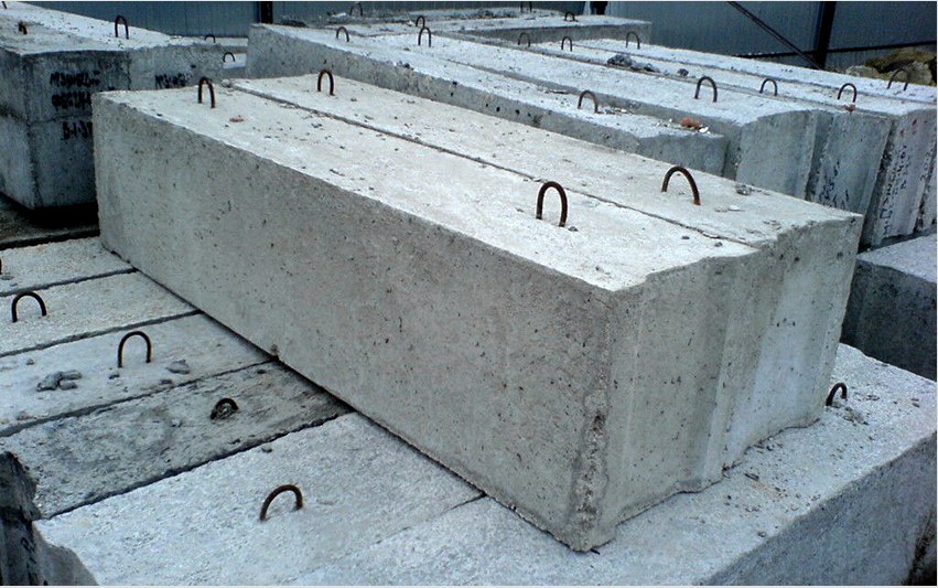 Vasbeton tömböket gyárakban gyártanak a B7.5 és B15 közötti betonminőségektől