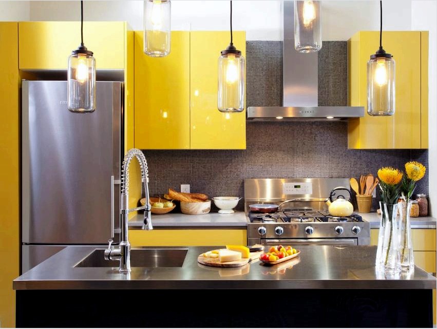 Egy vidám napos színű konyha díszítésekor a fontos részleteket figyelembe kell venni.