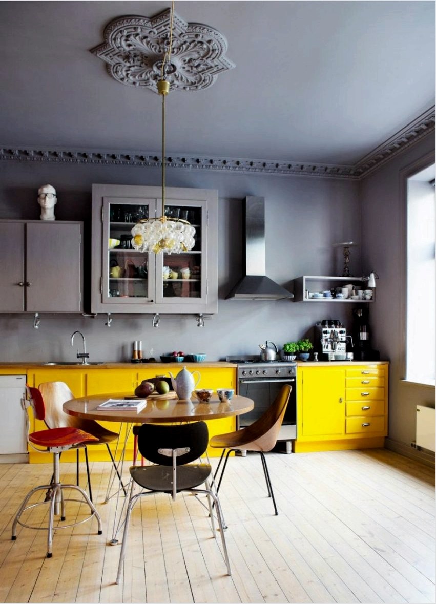 A tervezők azt javasolják, hogy a sárga színű konyhákat más, kevésbé élénk színekkel hígítsák