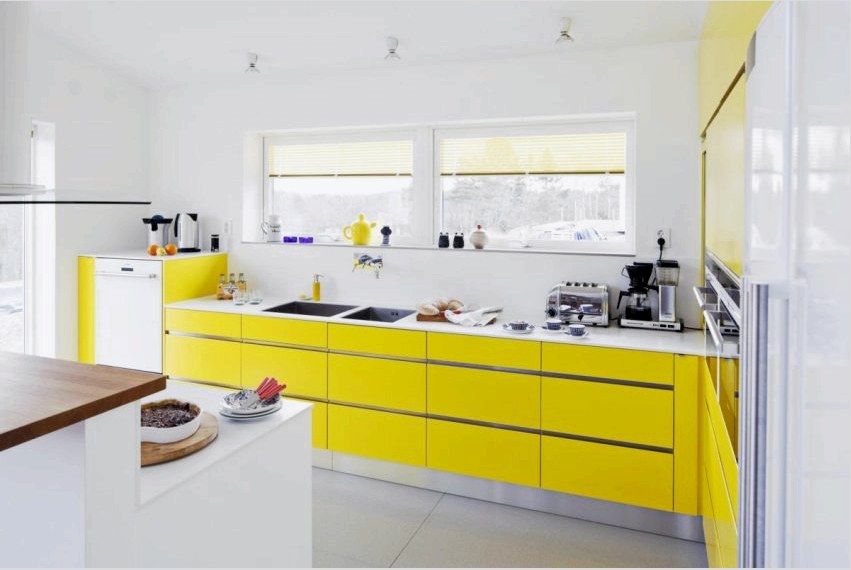 A fehéret gyakran kombinálják a konyha belsejében egy meglehetősen fényes, napos sárga árnyalattal