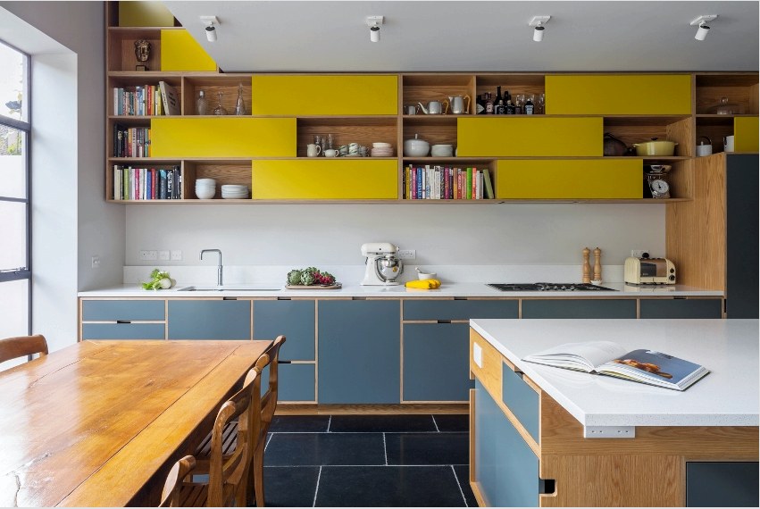 Még egy kis kék és sárga konyha is világos és kényelmes.