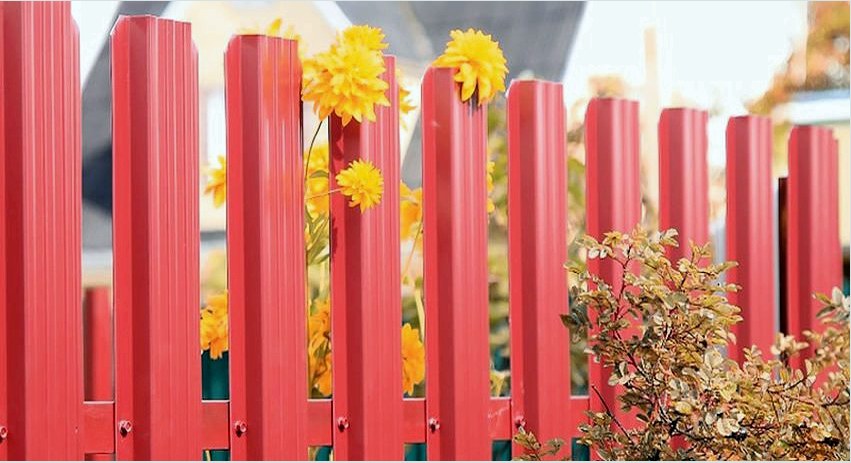 Fém kerítés: fotó a szép kerítésekről