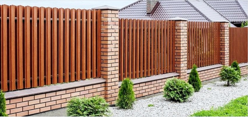 A kerítés leggyakoribb típusa a téglafal és egy fémkerítés.