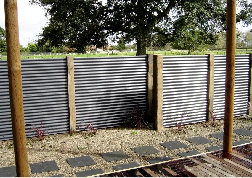 Kerítés beton oszlopokkal hullámkarton lapokból