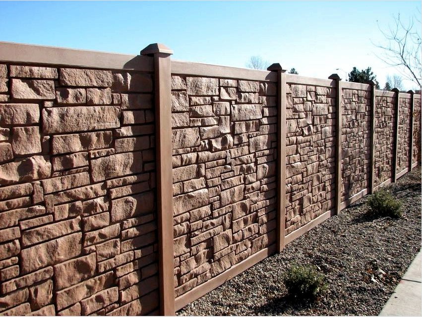 A műkő betonfal kerítés, festett