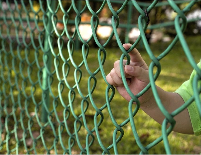 Robbantás és fényáteresztő képesség - a háló kerítésének fő előnyei