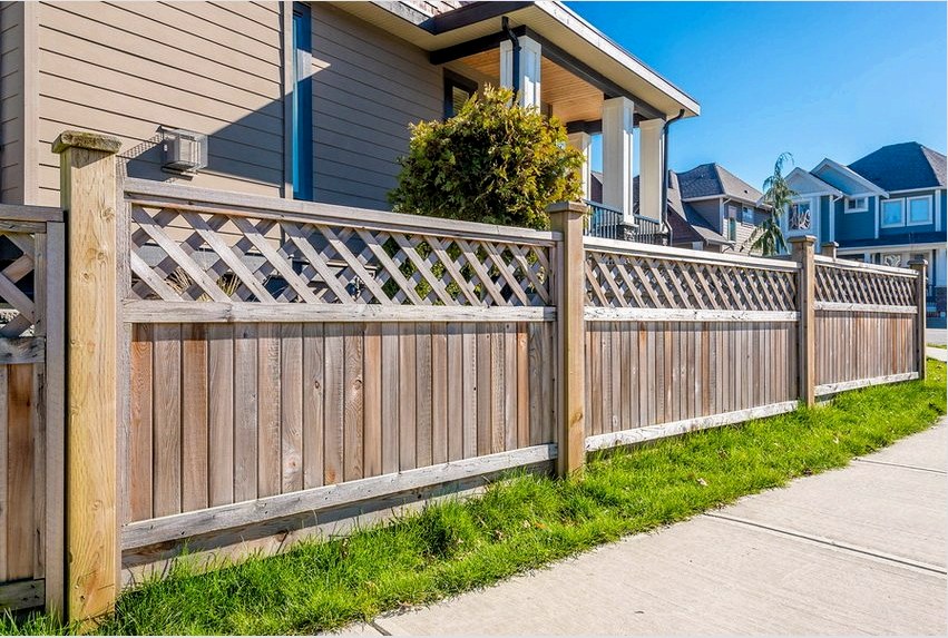 Hagyományosan, a telektulajdonosok favázas szerkezeteket használnak kerítéshez