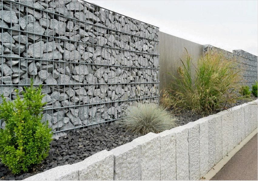 Fénykép-példa a kerítés modern kivitelére természetes kőből és fémből