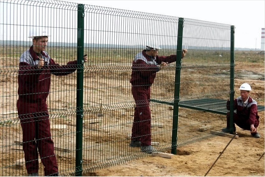 A kerítés felszerelése előtt ki kell számolni és meg kell jelölni az oszlopok elhelyezésének helyeit