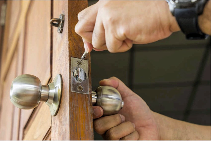 Az ajtózár cseréjének megkezdése előtt a hibák elkerülése érdekében meg kell mérni a megfelelő méréseket