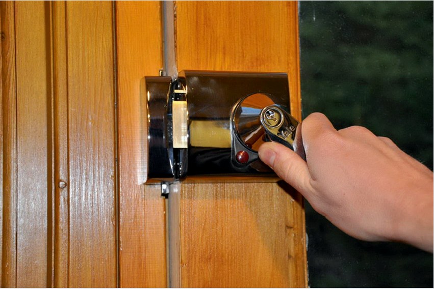 A belső ajtók felső zárait ritkán használják, és általában a termelési vagy az ipari helyiségekben használják.